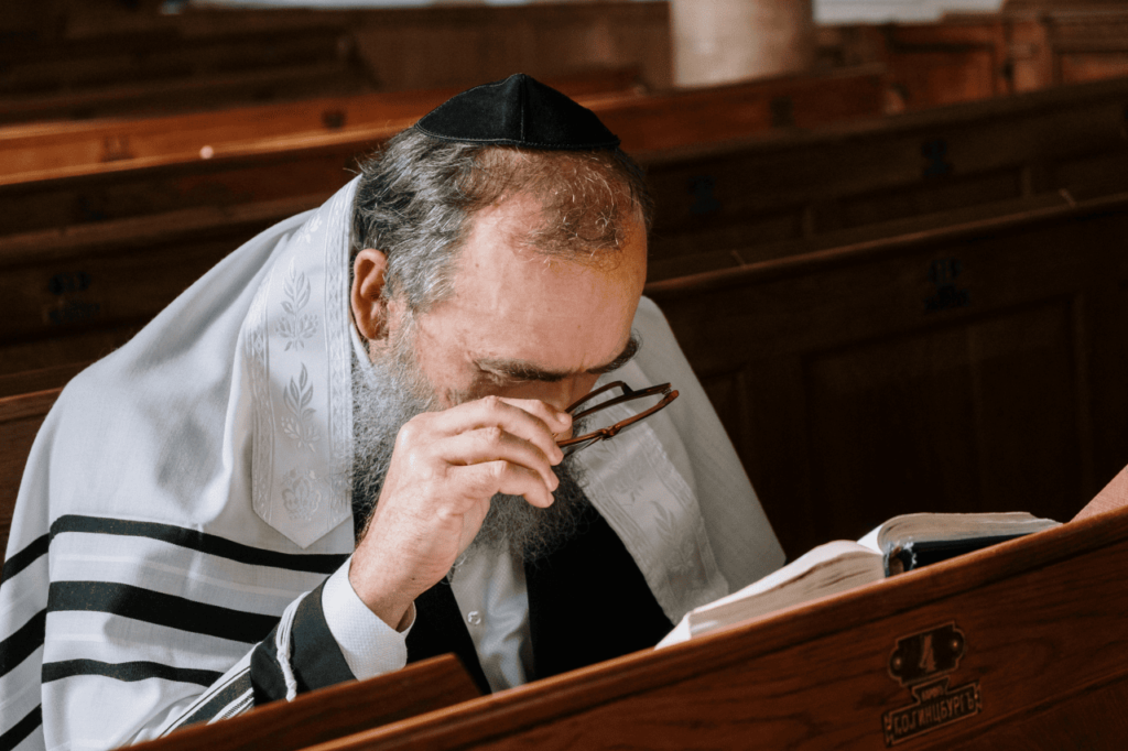 Rabino judeu lendo as escrituras sagradas, simbolizando o estudo da lei judaica na época de Jesus — O Crente e a Bíblia